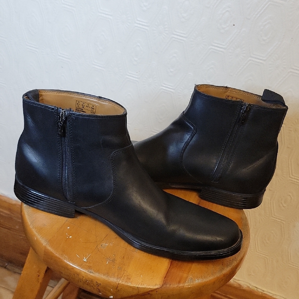 Clarks Men's Black Leather Chelsea Boots — US 9.5 — Side Zip — Dress Boot - Picture 9 of 9